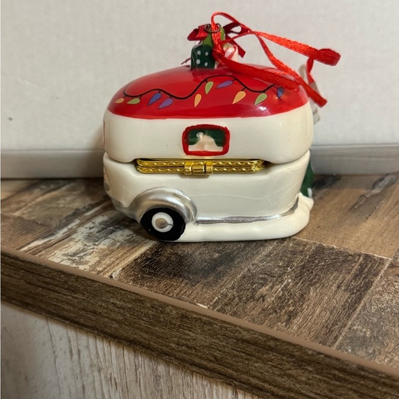 Walter Drake Vintage Camper Ornament Trinket box. Holiday Peak - Picture 2 of 9
